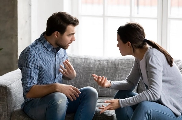 Dấu hiệu thấy chồng đã chán ngấy vợ - thay đổi cách nói chuyện