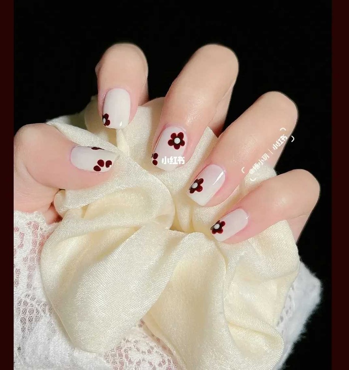 4. 4 mẫu nail Little Flower Nail Art lựa chọn hàng đầu cho những cô nàng dịu dàng