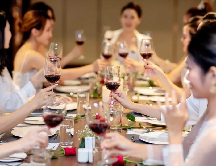 Đến tuổi trung niên, vì sao bạn không nên mời nhiều người đi ăn tối?