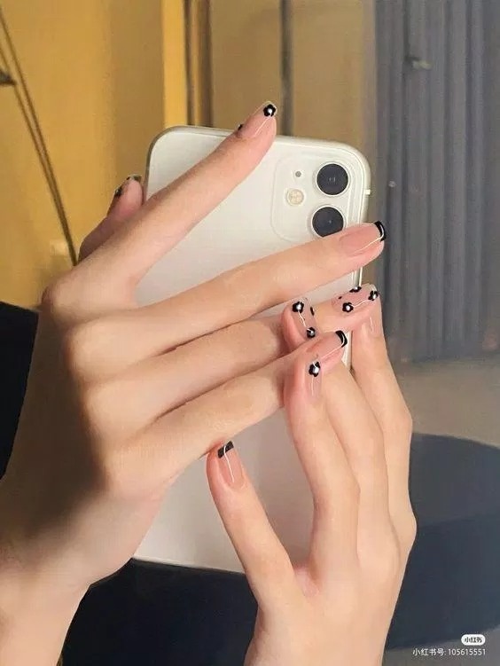 4 mẫu nail Little Flower Nail Art lựa chọn hàng đầu cho những cô nàng dịu dàng