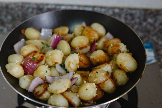 Làm khoai tây chiên giòn cay nhâm nhi lúc rảnh rỗi thì ngon miễn bàn