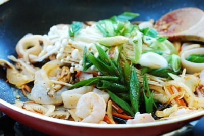 Làm miến trộn hải sản kiểu Hàn đổi vị cho bữa cơm ngày thường