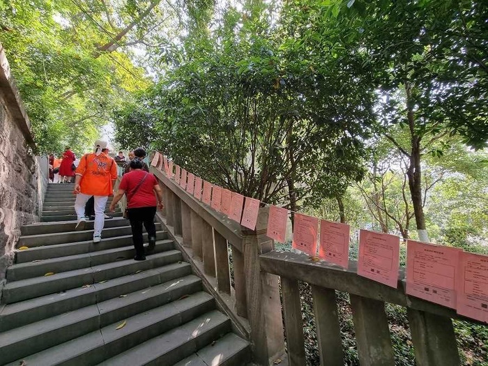 'Chợ tình' nhưng tấp nập người già ở xứ sở tỷ dân