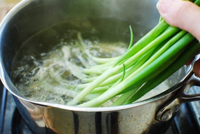 Hành lá cuốn tôm và măng tây thơm ngon, lạ miệng, cả nhà ai cũng thích