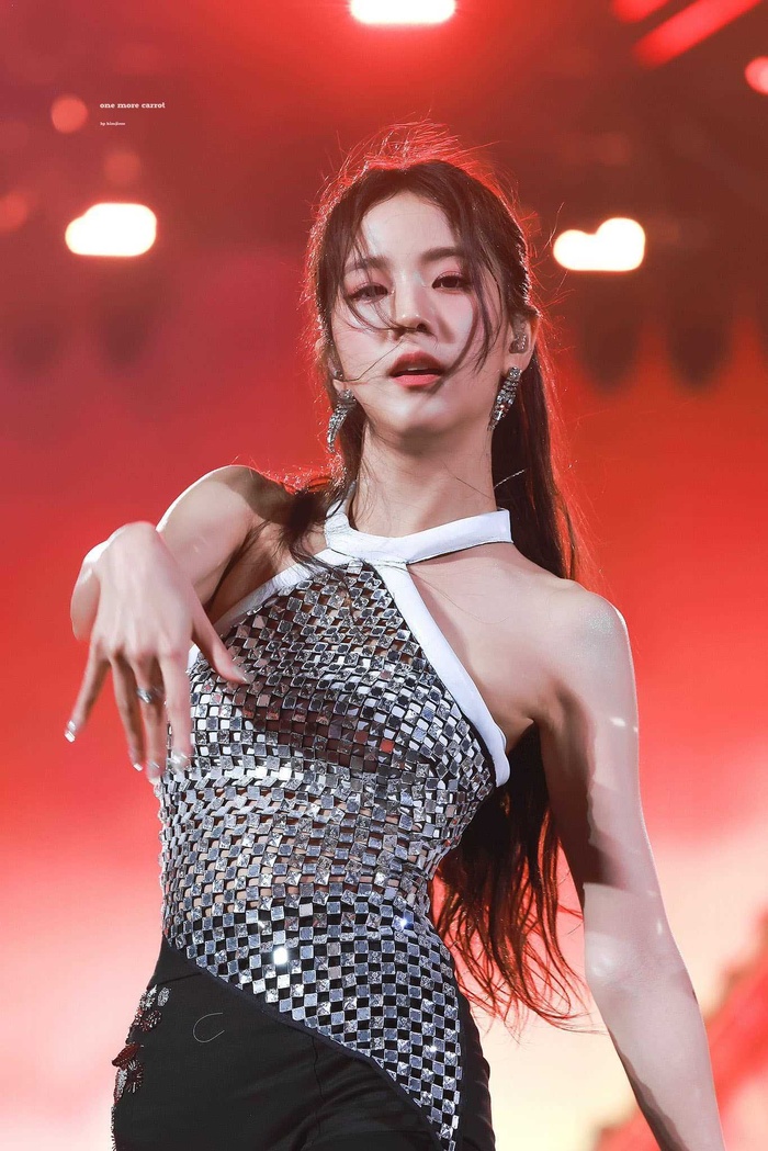 Jisoo phân vân không biết để kiểu tóc nào khi đến Việt Nam trong concert BORN PINK