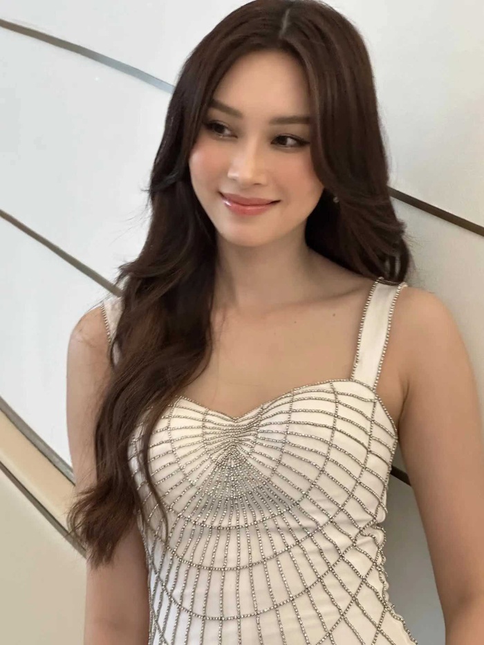 Hoa hậu Thu Thảo xuất hiện với nhan sắc không tỳ vết, dân tình nghi ngờ đã sửa sang