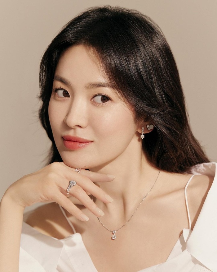 Song Hye Kyo khoe vẻ đẹp 'trong veo' như 18 tuổi, bí quyết nằm ở công thức 2-2-2