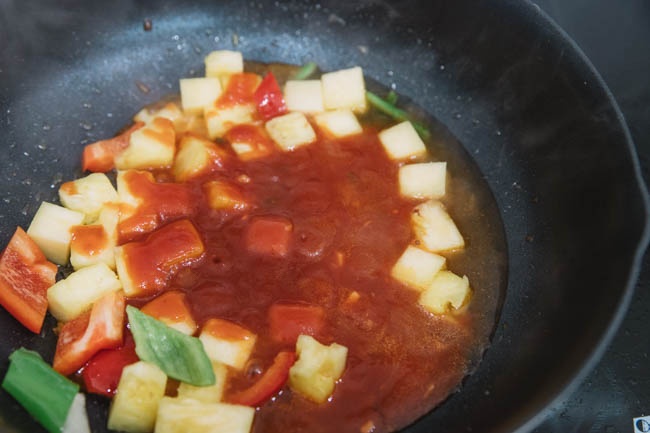 Thử làm thịt heo xào dứa chua ngọt, cả nhà “chén bay” cả nồi cơm