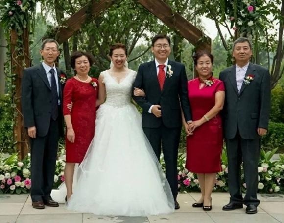 Hôn nhân hai ngả rộ lên ở Trung Quốc, vợ chồng ai về nhà nấy: Có tốt hay không?