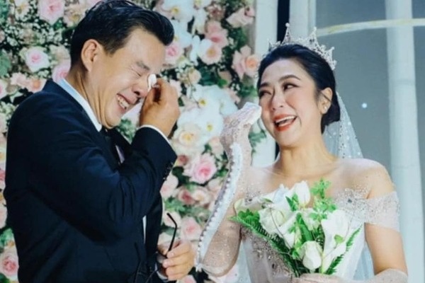 Hôn nhân chóng vánh của Vua cá Koi và ca sĩ Hà Thanh Xuân: Chuyện tình yêu đẹp tựa ngôn tình nhưng không vượt qua được dư luận?