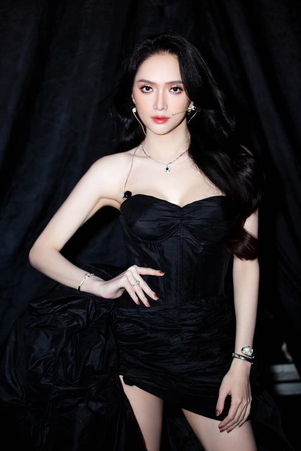Hoa hậu Hương Giang giữ dáng ra sao để xứng tầm đối thủ của Lâm Khánh Chi?