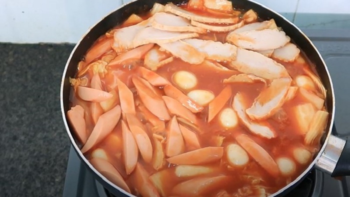 Cơm nguội đừng vội bỏ đi, đem làm bánh gạo tokbokki Hàn Quốc mềm dẻo ngon khó cưỡng