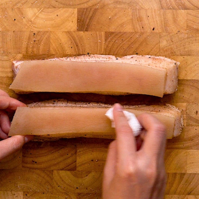 Cách làm thịt heo quay giòn bì đơn giản, da giòn rụm, thịt mềm ngọt như ngoài hàng