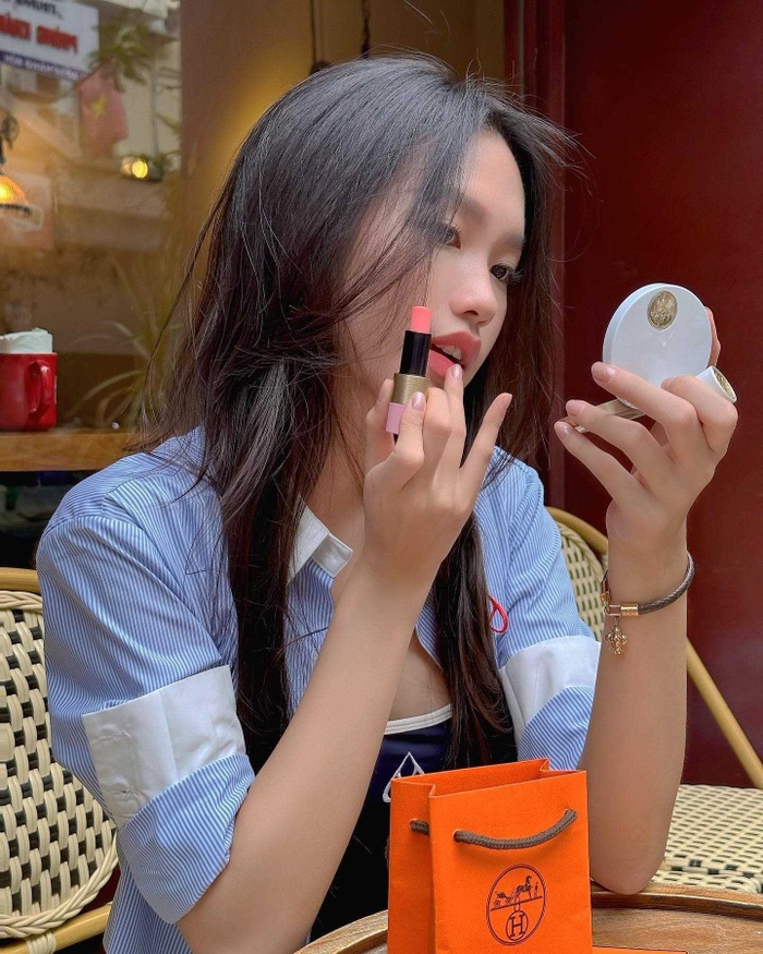 Bạn gái muốn sở hữu vẻ ngoài ngọt ngàono makeup makeup của bà xã Đoàn Văn Hậu thì đừng bỏ qua màu son này