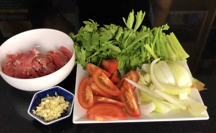 Vào bếp với món thịt bò xào rau cần xanh giòn, đơn giản mà cực ngon