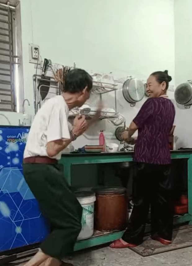 Vợ rửa bát, chồng đứng bên cạnh làm điều khiến dân mạng phì cười