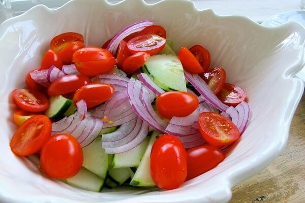 Cách làm salad cà chua dưa chuột giòn ngon thanh mát, giảm cân đón Tết cực xinh