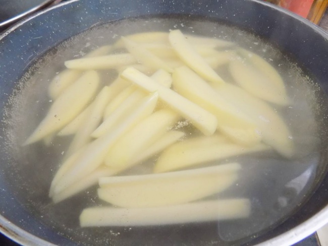Bí quyết làm khoai tây chiên bơ tỏi giòn tan, thơm nức như KFC đơn giản tại nhà