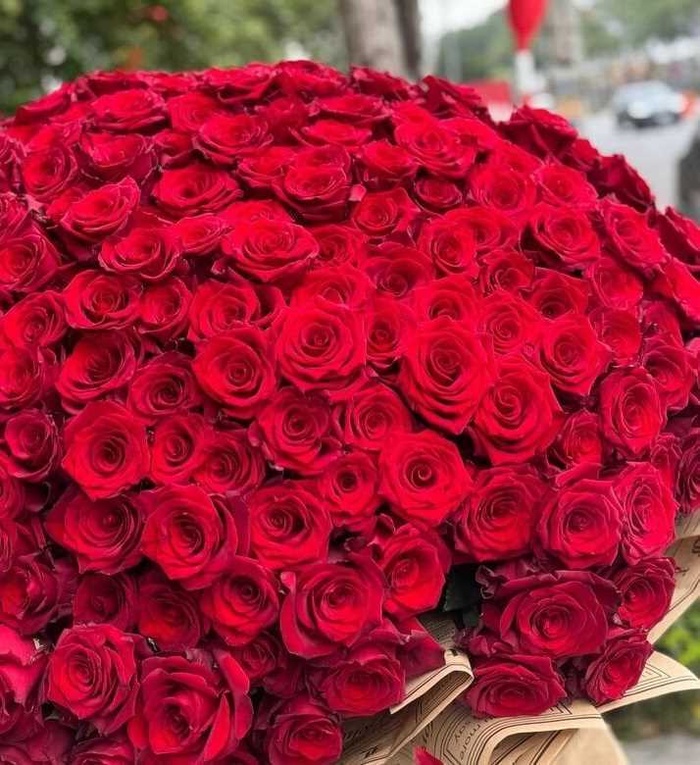 Đại gia chi 26 triệu đồng mua hoa hồng Ecuador tặng vợ, quà tặng mạ vàng hút khách
