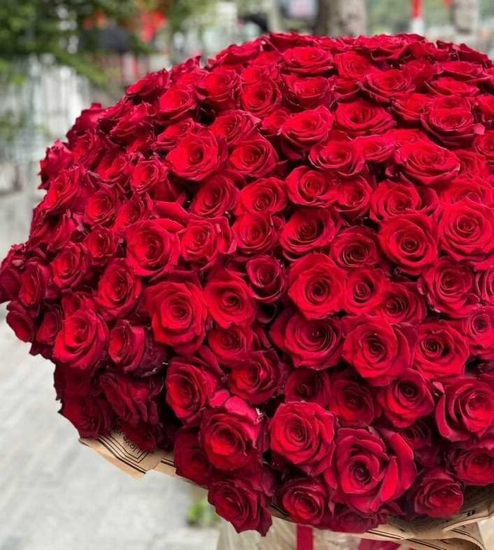 Đại gia chi 26 triệu đồng mua hoa hồng Ecuador tặng vợ, quà tặng mạ vàng hút khách