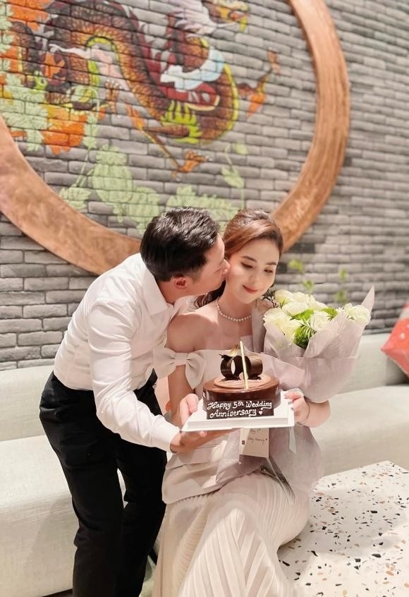MC Mai Ngọc ở bên doanh nhân Nam Lê 17 năm thanh xuân, đám cưới xa hoa bậc nhất Hà Thành