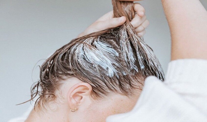 Không nên gội đầu ngay sau khi nhuộm tóc.
