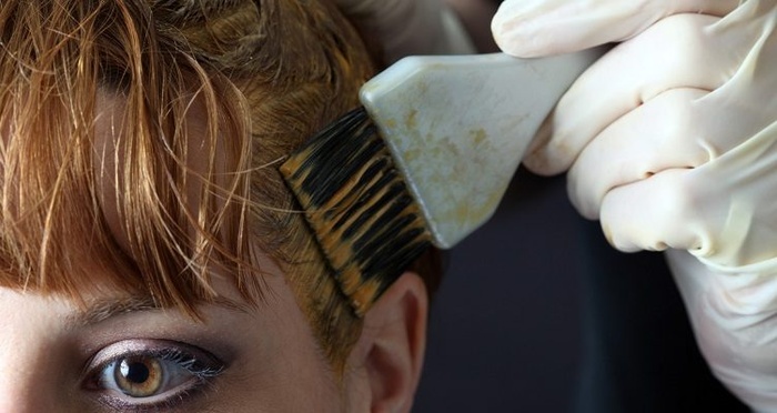 Không nên gội đầu trước khi nhuộm và sau khi nhuộm, tránh làm bẩn tóc.