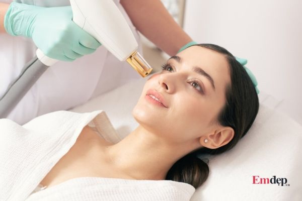 Cách trị sẹo thâm bằng laser